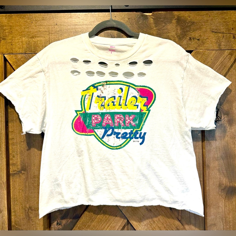EUC Trailer Park Pretty White Slightly Cropped Tee Sz L